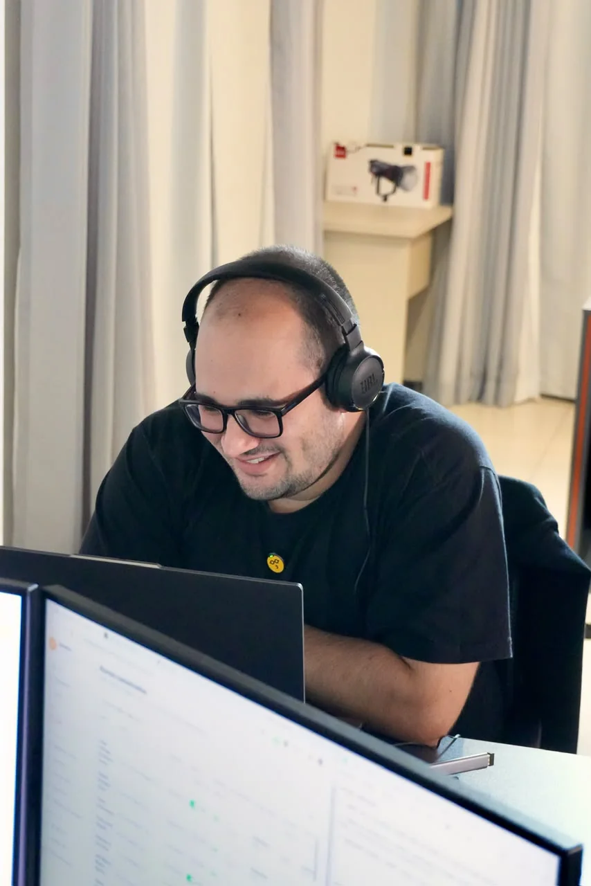 Vitor Hugo, Anjo da Mentoria, trabalhando com fones e monitores.