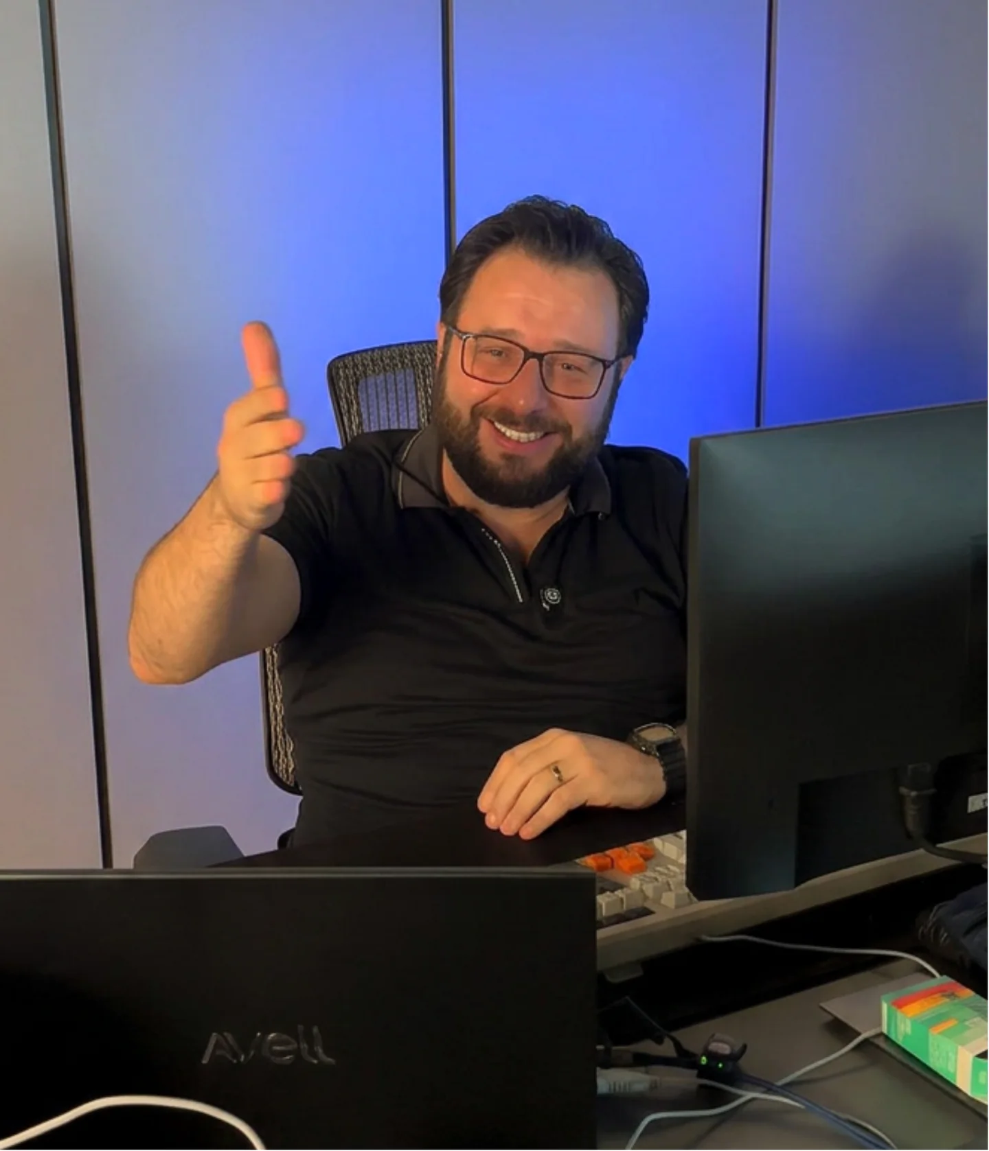 Joviano sorrindo e fazendo um sinal positivo com a mão.