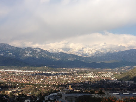 Cidade em um vale cercado por montanhas no Chile.